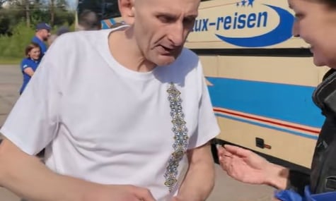 Звільненого з полону українського військового привітали з днем народження й подарували вишиванку