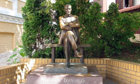 У Києві приберуть пам'ятники Булгакову, Ахматовій та російські топоніми з Житнього ринку