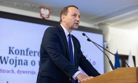 Сікорський: дивно, що орден Білого Орла є у Шредера, який бере гроші в рф, але немає в того, хто з бореться з путіним