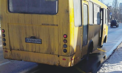 У Києві водій маршрутки принизив військову та назвав «пʼяним бидлом». Його відсторонили