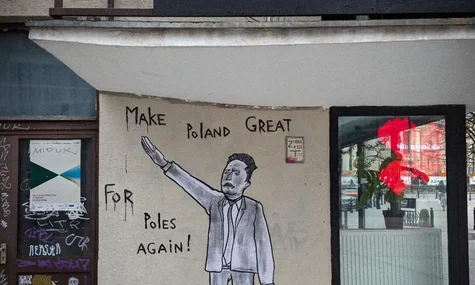 Білорусу, який у Польщі намалював Маска з нацистським жестом, оголосили вирок. Він пояснив, що проявив свою позицію