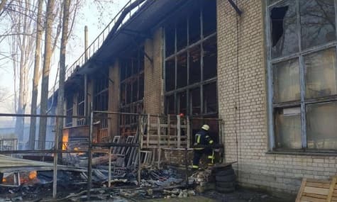 У Києві чоловіки вирішили посмажити шашлики на вулиці і спалили цілий склад