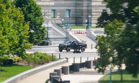Мужчина почти пять часов угрожал подорвать себя возле Конгресса США и требовал поговорить с Байденом. Его задержали
