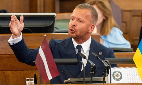 У Латвії депутата Сейму вигнали із зали засідання за вигук, що російськомовних — більше, і непристойний жест