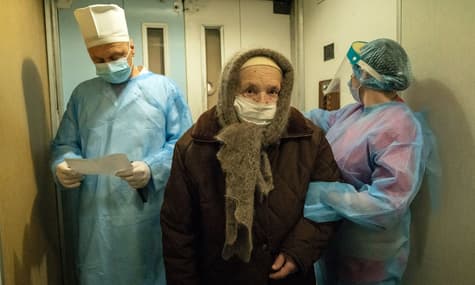 Як записати бабусю чи дідуся на вакцинацію. Коротка інструкція з варіантами