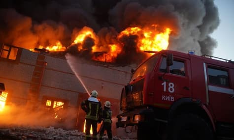 росіяни обстріляли Святошинський район Києва: спалахнули пожежі, щонайменше один загиблий