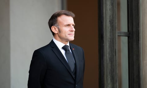 Дівчина з вірусного відео, на якому вона здивувала Макрона, вручивши йому своє резюме, отримала стажування в президента