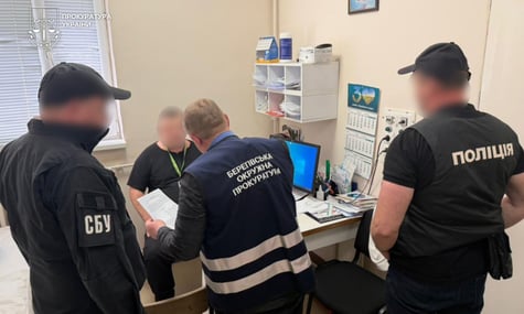 Лікар-уролог продав чоловікові камінь із сечовивідних шляхів іншої пацієнтки, щоб той міг уникнути мобілізації — слідство