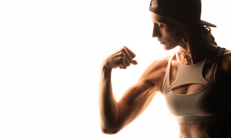 «Ти чоловік? Де твої яйця?» — гейтять блогерку Маковію. Що це за люди й чому їм так підгорає