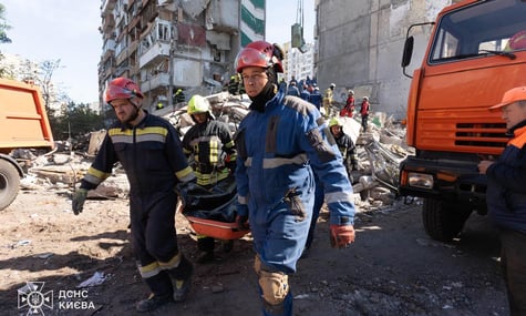 Рятувальники виносять тіло з місця атаки у Києві, 14 травня 206 року