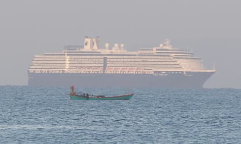 Круїзний лайнер Westerdam, який 2 тижні відмовлялися пускати в порти через підозру на коронавірус, причалив до Камбоджі