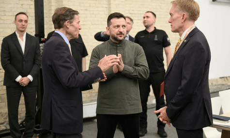 Президент України Володимир Зеленський разом із сенаторами США Річардом Блюменталем та Джеймсом Ленкфордом Президент України Володимир Зеленський разом із сенаторами США Річардом Блюменталем та Джеймсом Ленкфордом