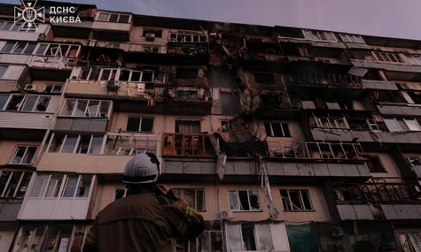 Пошкоджені десятки багатоповерхівок і посольство Азербайджану: уночі росіяни били 430 дронами й 18 ракетами