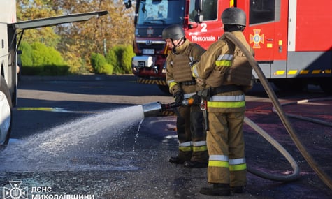 Рятувальники ліквідують наслідки російської атаки на Миколаїв, 1 листопада 2025 року