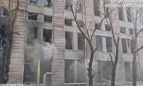 Оккупанты сбросили авиабомбу на Херсон: пострадали три человека