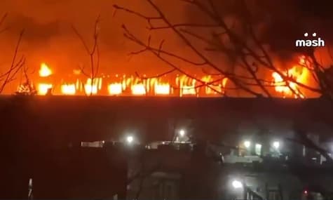 Во Владивостоке — масштабный пожар на складах. Что известно?