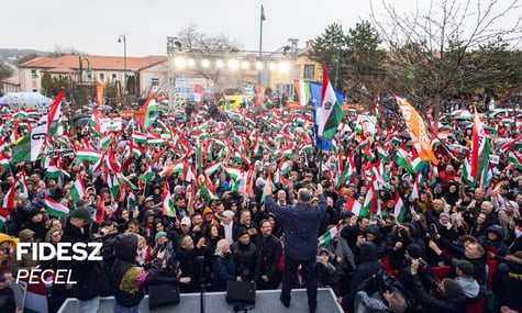 «росіяни, додому!» та «ПедоФідес». Мітинг на підтримку Орбана закінчився сутичками з протестувальниками (ВІДЕО)