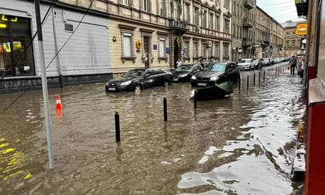 Затоплені вулиці, повалені дерева та зірвані дахи: Львовом пронеслась негода