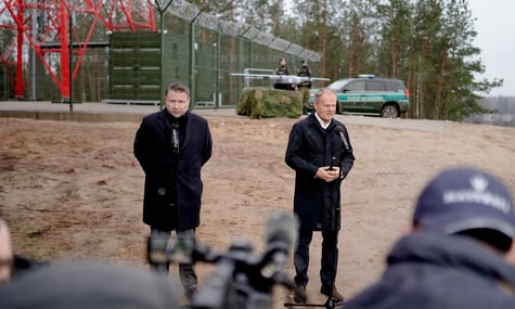 Міністр внутрішніх справ Польщі Марцін Кєрвінський та прем’єр-міністр Польщі Дональд Туск на польсько-білоруському кордоні