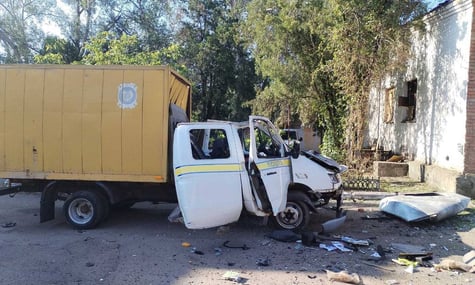 росіяни знищили в Нікополі два автомобілі «Укрпошти» — роботу пересувних відділень призупинили