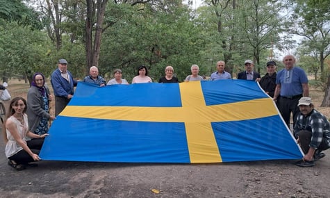 «Він був розчулений». Посолка України розповіла королю Швеції, як подарований ним прапор ховали від росіян на Херсонщині