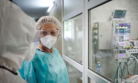 В Україні за добу виявили ще понад 7400 людей із COVID-19. Померли від ускладнень 165 пацієнтів