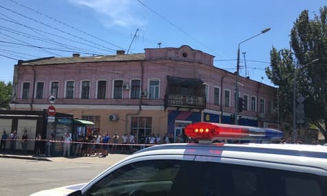 В Одесі чоловік захопив заручницю у фінансовій установі, поліція проводить спецоперацію