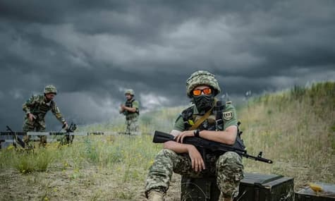 Відкладення конфліктного рішення в Косово, вибухи в Миколаєві та ураження ешелону на півдні: головне за ніч 1 серпня