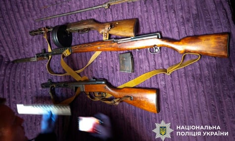 У Києві затримали чоловіка, який продавав трофейну зброю і надсилав її поштою