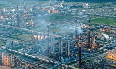 Безпілотники другу ніч поспіль атакували Ленінградську область рф — цього разу під ударом був НПЗ