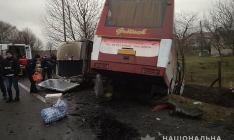 На Волині рейсовий автобус потрапив у ДТП: 8 постраждалих