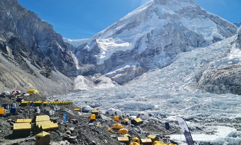 Сотні туристів застрягли на шляху на Еверест, бо маршрут заблокувала льодова брила