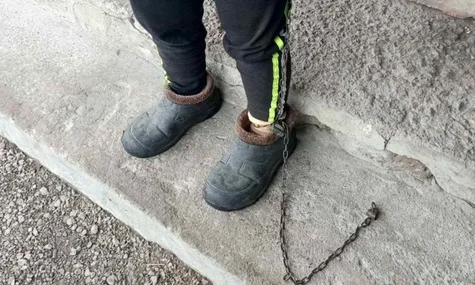 Матір-виховательку, яку підозрюють в утриманні дівчинки в ланцюгах, відсторонили від роботи. Яка доля дитини?