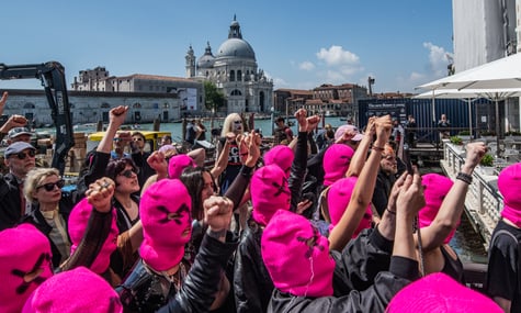 Активістки Pussy Riot протестують проти допуску росії до Венеційської бієнале, 7 травня 2026 року