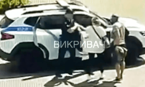 У Ніжині п'яний чоловік почав лаятися та бити автомобіль поліціянтів під час поховання загиблого військового — поліція