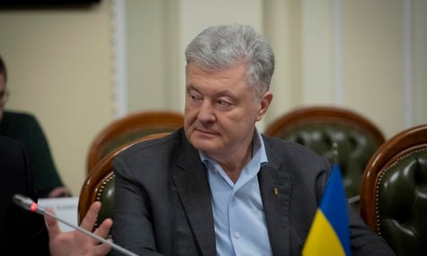 Суд частково закрив розгляд справи Порошенка щодо санкцій РНБО