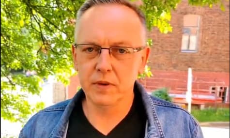 Польский экс-судья, которого разыскивают на Родине, демонстративно пришел в посольство в Беларуси