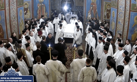 У Михайлівському соборі почалося прощання з патріархом Філаретом. У ПЦУ оголосили розклад поховання