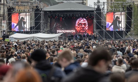 Противники Орбана вийшли на масштабний мітинг-концерт, поки прем’єр збирає «мільйон рукостискань» по містах