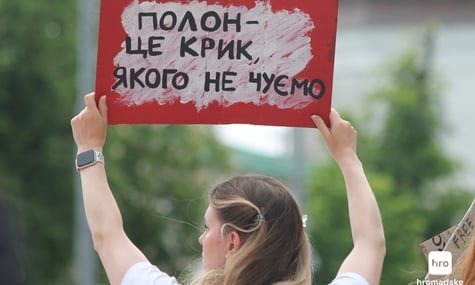 «Ці порожні стільці — не лише тут, а й удома». У Києві пройшла акція-нагадування про полонених і зниклих безвісти захисників
