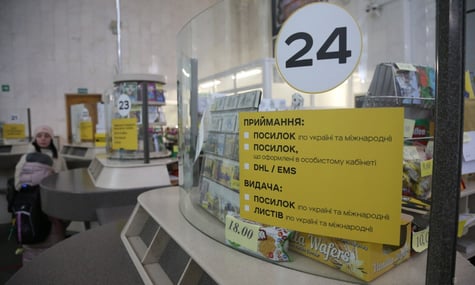 В «Укрпошті» пояснили фото жінки, що прийшла по «Зимову тисячу» нібито з паспортом рф: Наша агентка, яка повернулась із завдання