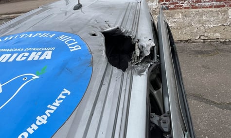 Евакуаційний автомобіль, по якому 20 березня вдарили росіяни Евакуаційний автомобіль, по якому 20 березня вдарили росіяни