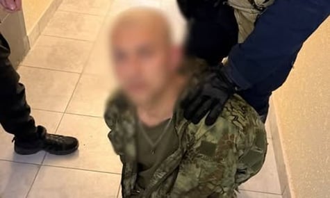 У Києві поліція затримала чоловіка, який ходив з автоматом по території ЖК