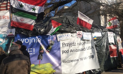 Намет із роспропагандою, що понад рік стояв посеред Варшави, прибрали через газові балони. Ініціатора відправили в психіатричну лікарню