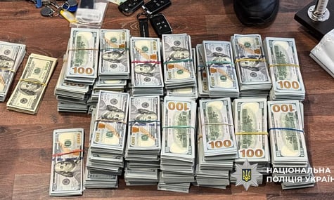 Інсценував власну смерть через розшук ФБР. На Закарпатті затримали кіберзлочинця, який ошукав іноземців на $100 млн