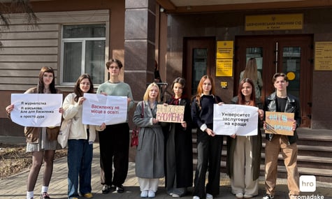 Журналістів не пустили на засідання щодо поновлення на роботі ексвикладача КНУ Василенка