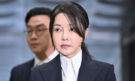 Колишня перша леді Південної Кореї Кім Кон Хі у Центральному районному суді Сеула, 12 серпня 2025 року