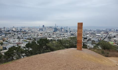 Загадочный монолит из имбирных пряников появился в Сан-Франциско