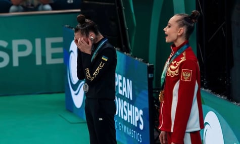 Українська художня гімнастка Софія Країнська під час звучання російського гімну