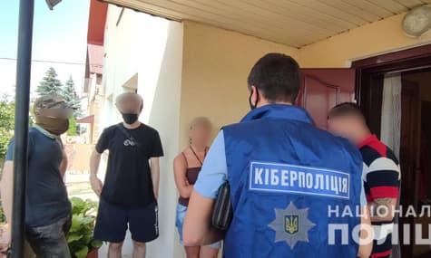Полиция разоблачила мошенников, которые призывали людей вкладываться в криптовалюту и так завладели четвертью миллиарда